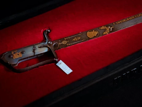 Сабля Мазепы, которую поднимал Усик после боя с Фьюри, представлена на выставке в Лондонском Тауэре