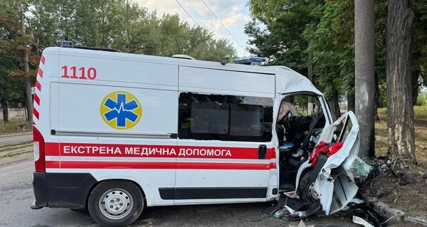В Днепре карета скорой врезалась в столб - погиб медик, два человека ранены