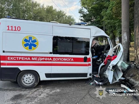 В Днепре карета скорой врезалась в столб - погиб медик, два человека ранены