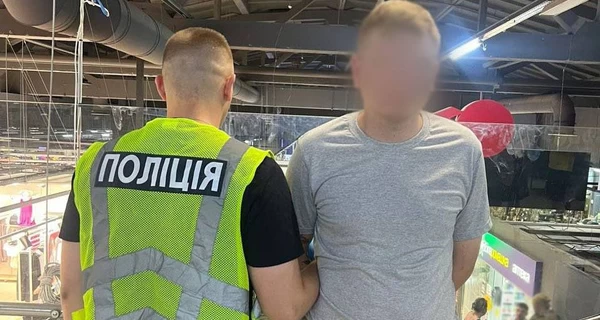 В Киеве мужчина с ножом напал на посетителя торгового центра