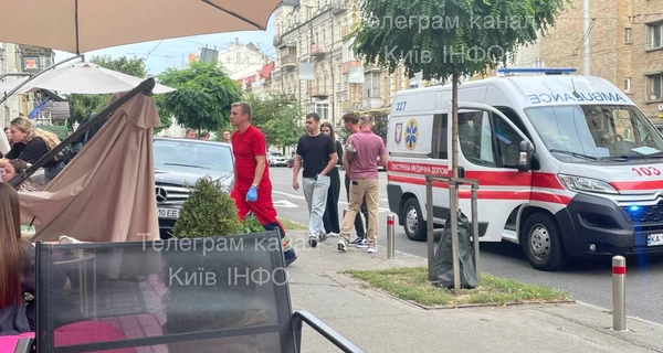 В центре Киева девушка на Mercedes влетела у летнюю террасу кафе, есть пострадавшие 
