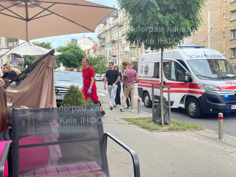 В центре Киева девушка на Mercedes влетела у летнюю террасу кафе, есть пострадавшие 