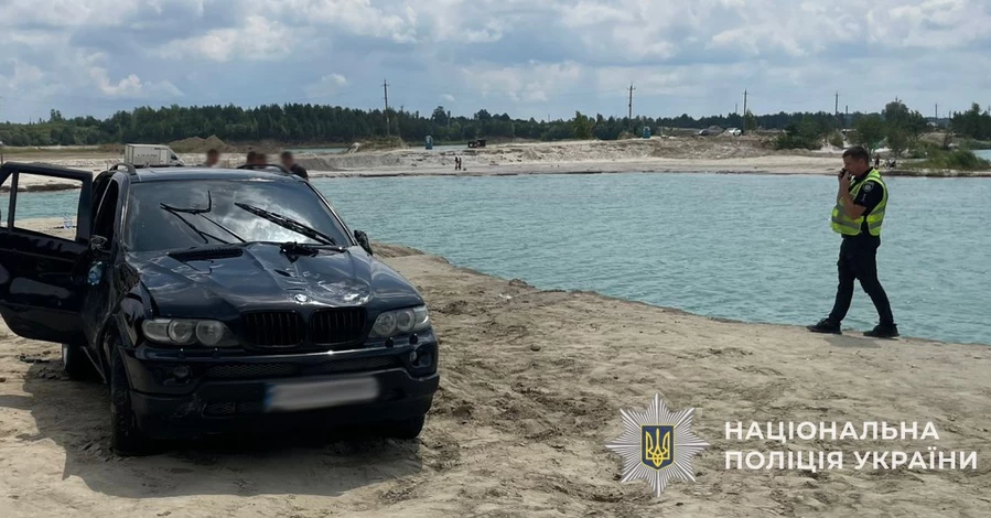 На Львівщині авто впало у водойму - водій був пʼяний, один пасажир загинув