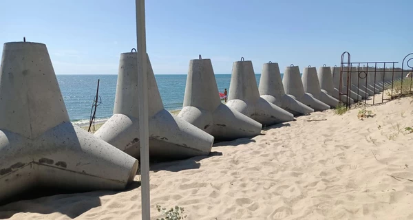 Коктейли в укрытиях и холодное море: пик сезона в Одессе проходит с аншлагом  