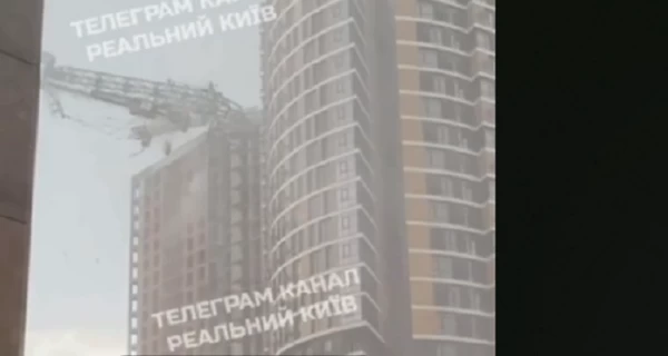 Ненастье в Киеве - ветер повалил деревья и светофоры, а на Глубочицкой упал строительный кран