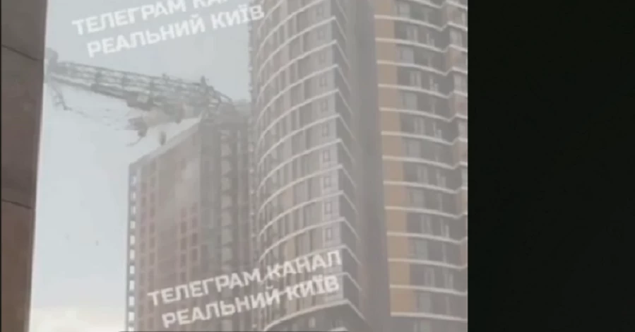 Ненастье в Киеве - ветер повалил деревья и светофоры, а на Глубочицкой упал строительный кран