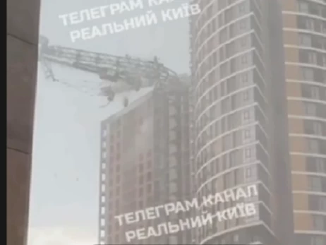 Негода в Києві - вітер повалив дерева та світлофори, а на Глибочицькій впав будівельний кран