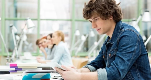 Украинские школьники уезжают за границу перед НМТ