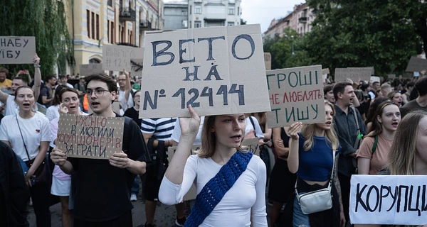 Зеленский, несмотря на протесты, подписал закон, ограничивающий независимость НАБУ и САП