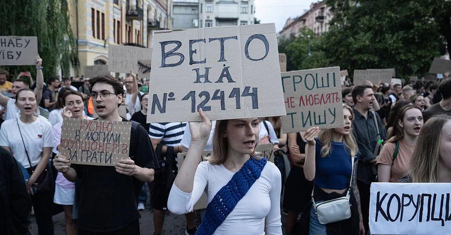 Зеленский, несмотря на протесты, подписал закон, ограничивающий независимость НАБУ и САП