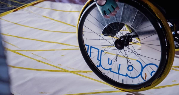 Защитник, который проходит реабилитацию во Львове, рисует картины колесами инвалидной коляски