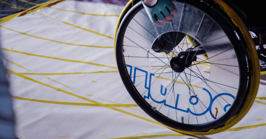 Захисник, який проходить реабілітацію у Львові, малює картини колесами інвалідного візка