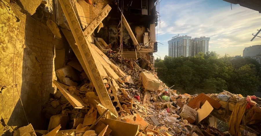 Росіяни масовано атакували Одесу: зруйновано 9-поверхівку, є загроза обвалу конструкцій 