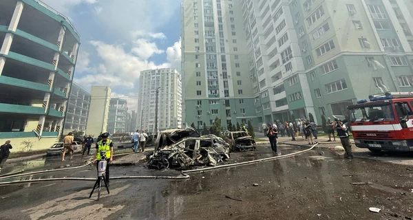 Россияне ударили двумя КАБами по центру Харькова - попали рядом с многоэтажкой, есть пострадавшие