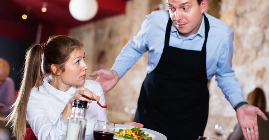 Коли обід закінчується крапельницями у лікарні. Як діяти у разі отруєння у ресторані