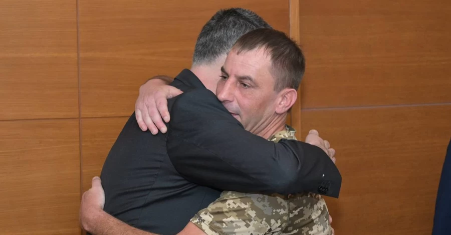 Глава МЗС Ізраїлю зустрівся з бійцем ЗСУ, сім'я якого загинула в Бат-Ямі під час атаки Ірану 