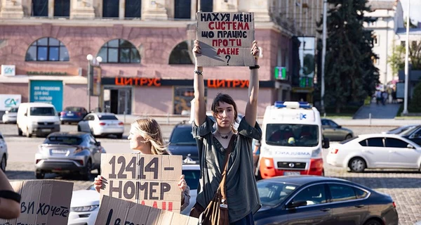 Незлым тихим словом: прилично ли митинговать с матом