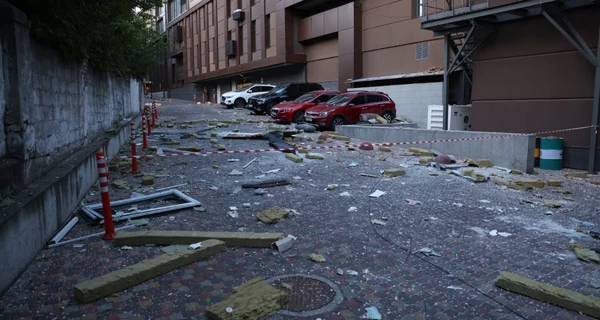 Ночью россияне ударили по многоэтажке в Днепре и торговому центру в области, погиб мужчина