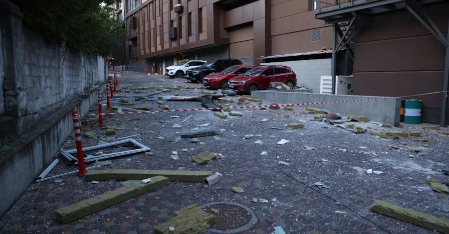 Вночі росіяни вдарили по багатоповерхівці в Дніпрі та торговому центру в області, загинув чоловік