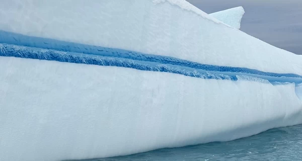 Украинские полярники сфотографировали уникальный айсберг, похожий на сэндвич