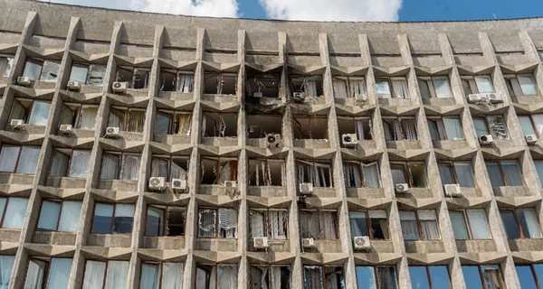 Российский дрон попал в здание ОВА в Сумах