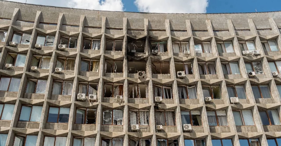 Российский дрон попал в здание ОВА в Сумах