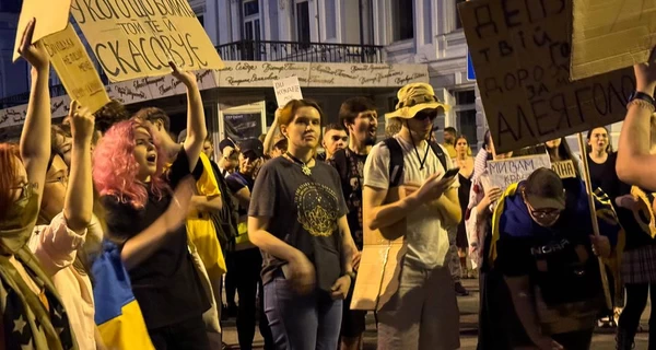 Безуглая во второй раз вышла на протесты в Киеве и спела с участниками Гимн Украины