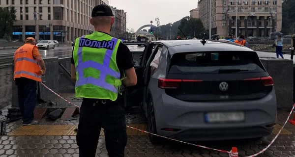 В Киеве на Крещатике Volkswagen въехал в подземный переход 