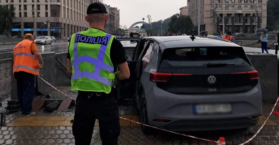 В Киеве на Крещатике Volkswagen въехал в подземный переход 