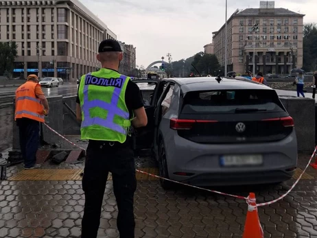 В Киеве на Крещатике Volkswagen въехал в подземный переход 