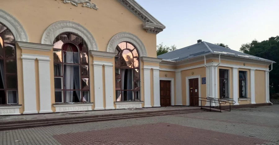 У Кропивницькому через обстріл РФ пошкоджена будівля філармонії