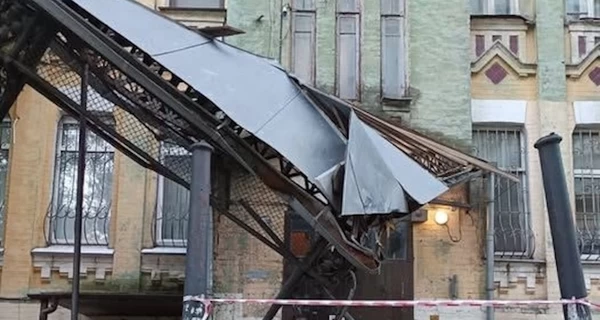 В Киеве буря повредила один из самых известных домов на Лукьяновке