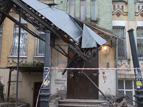 В Киеве буря повредила один из самых известных домов на Лукьяновке