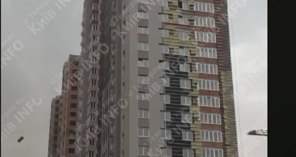 В Киеве сильный ветер сорвал облицовку с многоэтажки