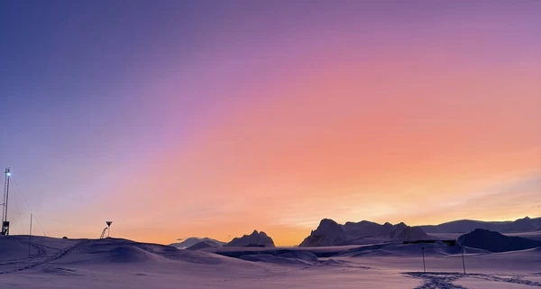 Украинские полярники показали перламутровые облака, которые появляются всего несколько раз в году