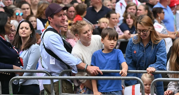 Принцесса Беатрис появилась на публике с дочерями и мужем и поздравила победительниц Евро-2025