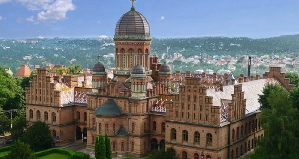 Черновицкий университет к своему 150-летию выпустит духи с запахом учебного заведения