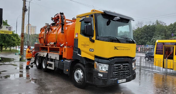 В Киеве из-за ливней произошли подтопления, затруднено движение транспорта, поднялся уровень в водоемах