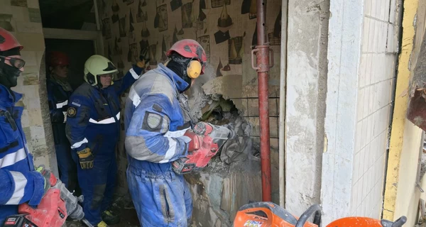 В Киеве из-под завалов спасли мужчину — буквально высверлили из стены