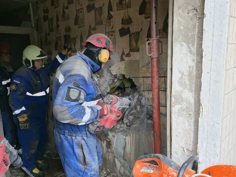 В Киеве из-под завалов спасли мужчину — буквально высверлили из стены