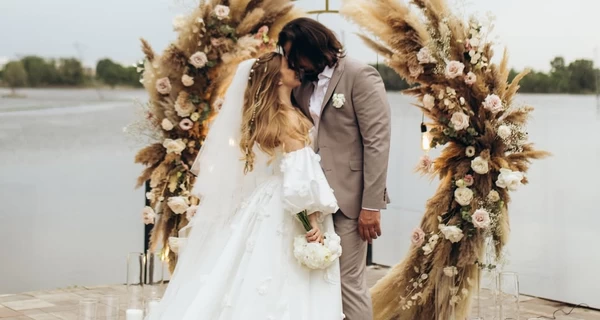 Весільні сукні зірок: у Реви - 150 годин ручної роботи, у Лавіки – як у Русалоньки