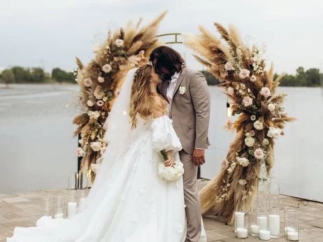 Весільні сукні зірок: у Реви - 150 годин ручної роботи, у Лавіки – як у Русалоньки