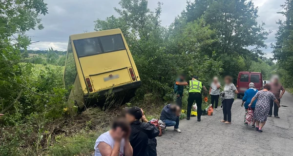 В Винницкой области автобус с пассажирами упал в кювет, есть пострадавшие