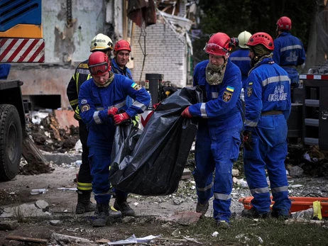 Останніми з-під завалів у Києві деблокувати тіла мами та двох доньок, всього жертв 31