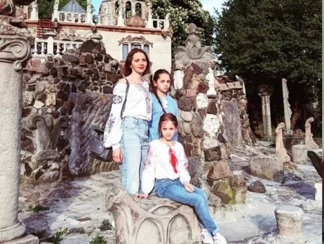 Учительница погибших в Киеве девочек рассказала о сложной судьбе их семьи 