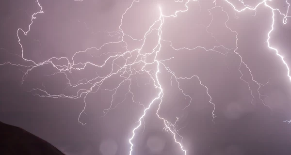 В США официально зафиксировали самую длинную в мире вспышку молнии - 829 километров