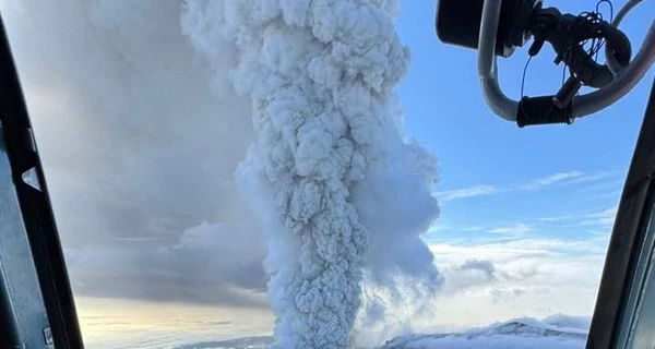 На Камчатке впервые за 600 лет начал извергаться вулкан Крашенинникова