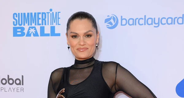 Борющаяся с раком Jessie J снова попала в больницу