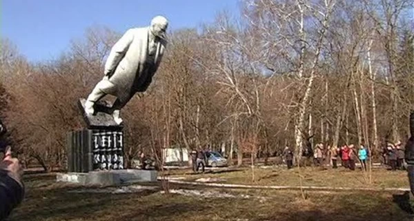 В Хмельницкой области снесли памятник Ленину, который был последним в Украине