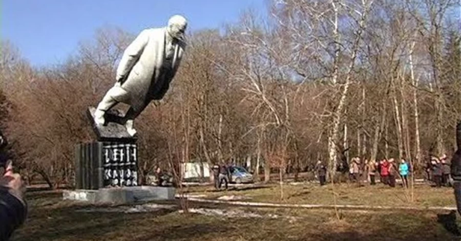 В Хмельницкой области снесли памятник Ленину, который был последним в Украине